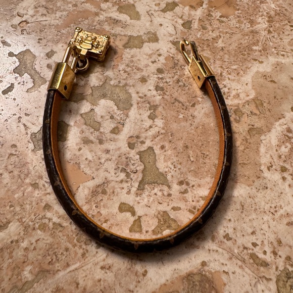 LOUIS VUITTON
Monogram cloth bracelet - Picture 3 of 12